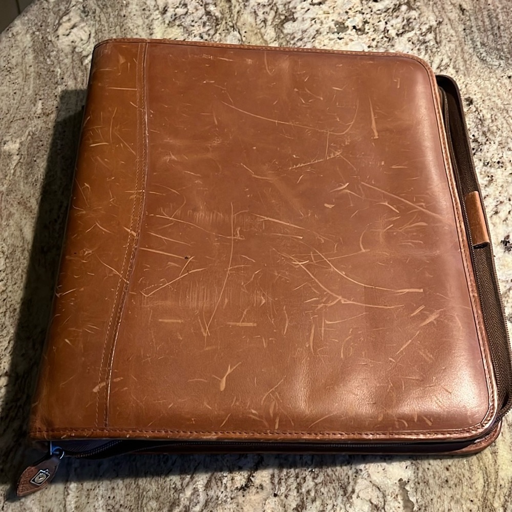 DAYTIMER Planner holds business cards, paper, so many compartments! Used